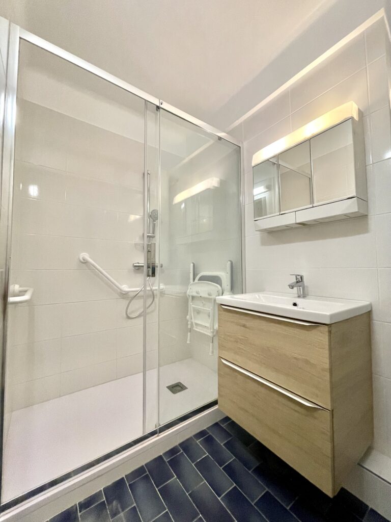 Salle de bain moderne à Grasse, équipée PMR.