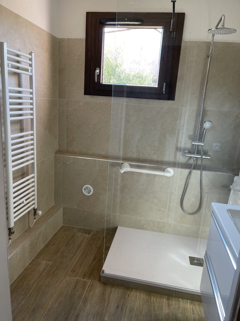 Salle de bain moderne, douche italienne. Espace accessible pour PMR.