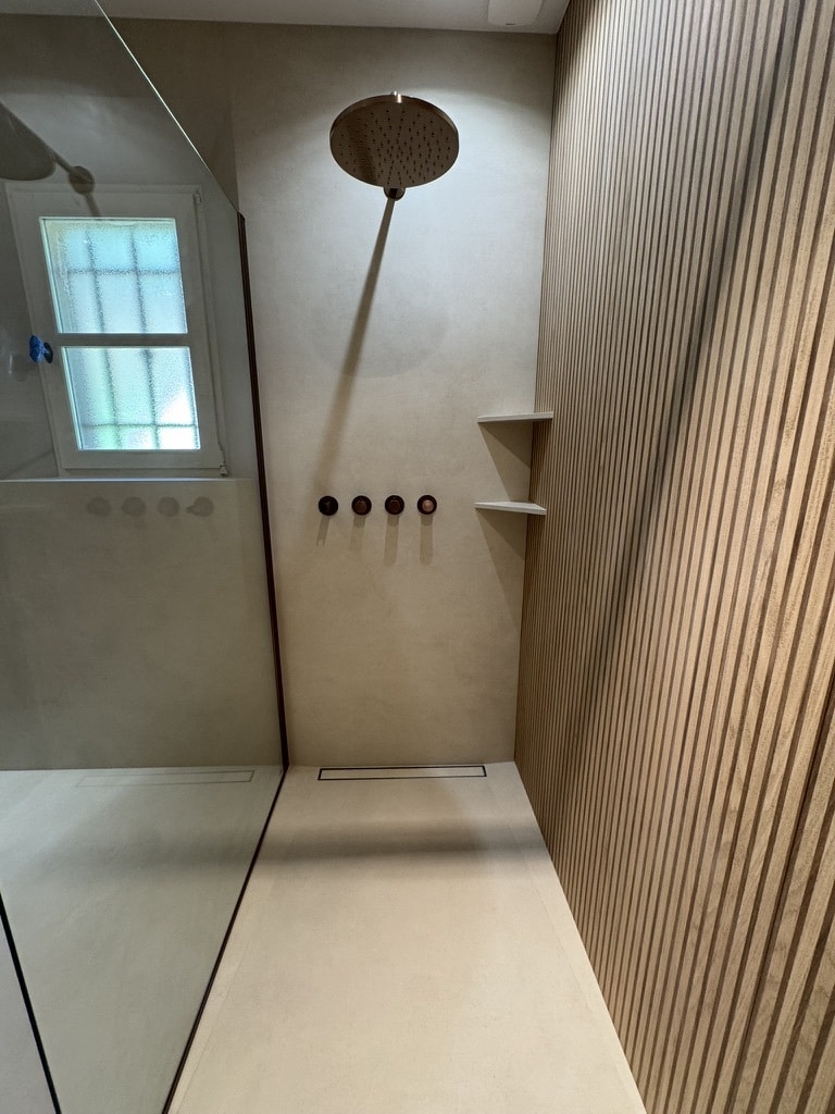 Douche à l'italienne moderne, pommeau plafond, étagère intégrée, adaptée PMR, panneau bois, fenêtre givrée.