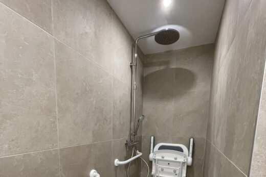 Douche spacieuse avec siège pliant et barre. Idéale pour rénovation salle de bains PMR à .