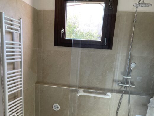Salle de bain moderne, douche italienne. Espace accessible pour PMR.