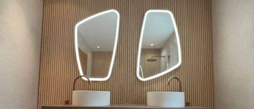 Salle de bains moderne à Grasse, deux vasques, miroirs et grands carreaux, rénovation PMR possible.