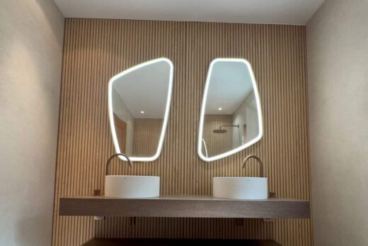 Salle de bains moderne à Grasse, deux vasques, miroirs et grands carreaux, rénovation PMR possible.