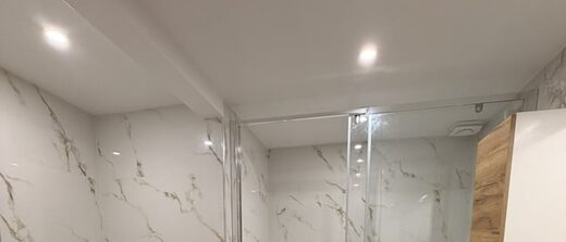 Salle de bains PMR design : accessibilité et élégance
