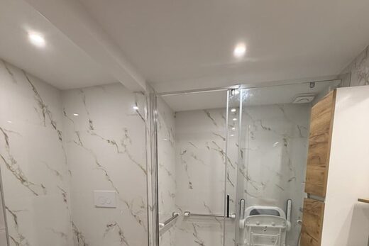 Salle de bains PMR design : accessibilité et élégance